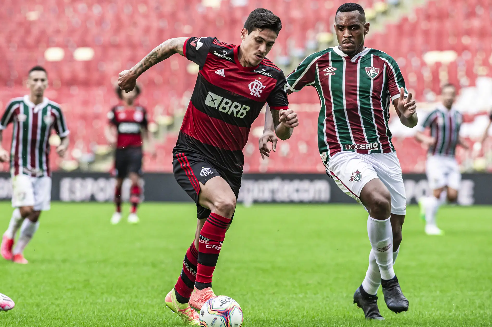 Atacante Pedro, em campo pelo Flamengo em um Fla-Flu