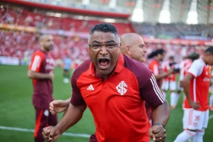 Roger Machado comemora o título do Campeonato Gaúcho 2025