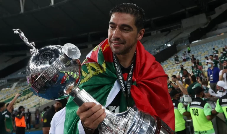 Abel Ferreira com a taça da Libertadores 2020. Foto: Cesar Greco/SE Palmeiras