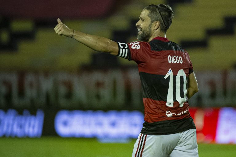 Diego Ribas vestindo a camisa 10 do Flamengo