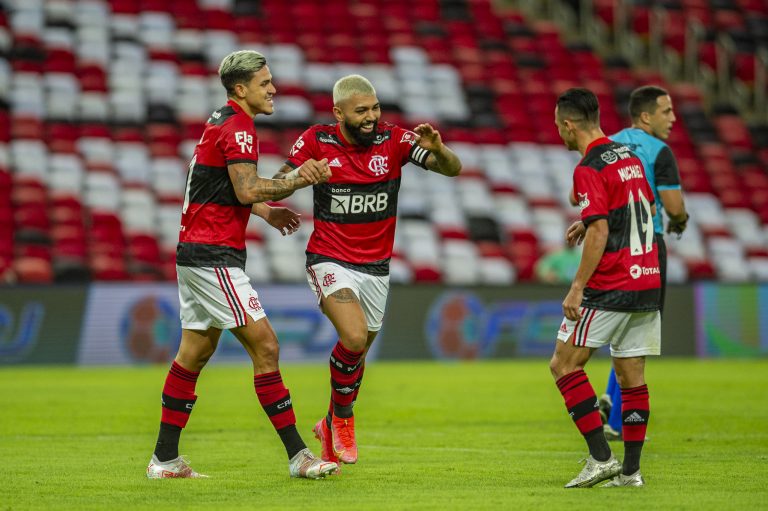 Jogadores do Flamengo comemoram gol contra o Volta Redonda, em 2021