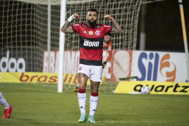 Gabigol comemora gol com a camisa do Flamengo