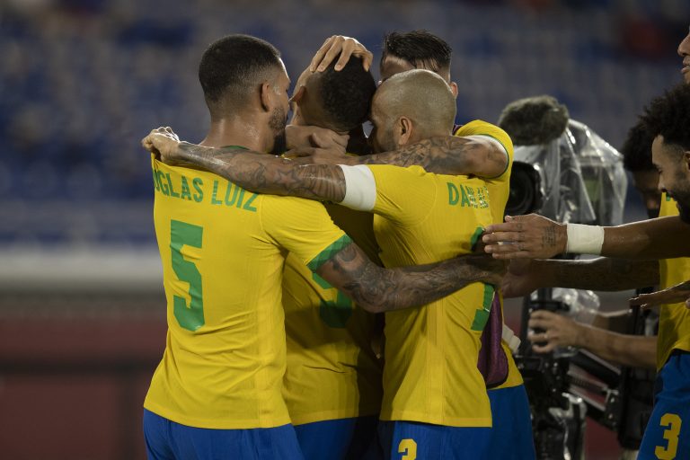 Jogadores da seleção brasileira comemoram gol contra a Espanha, nos Jogos Olímpicos de 2020