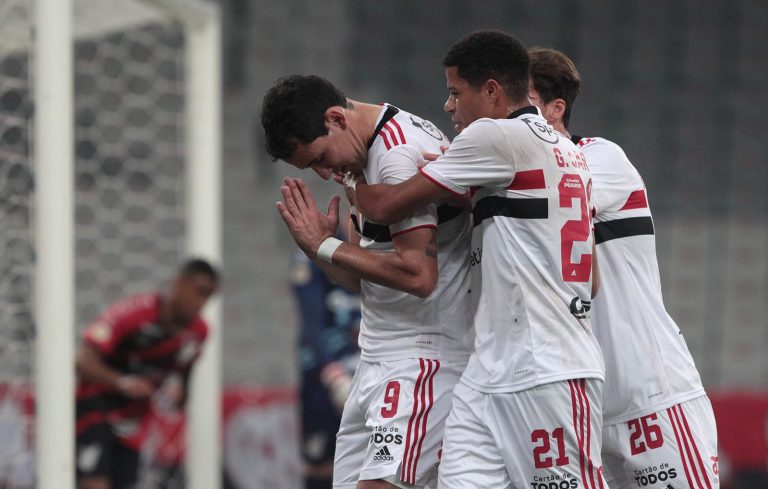 Jogadores do São Paulo comemoram gol diante do Athletico-PR, em 2021