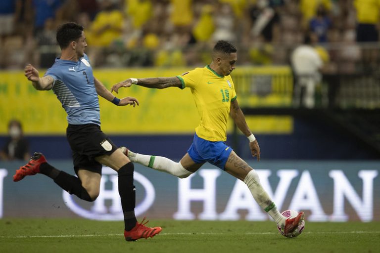 Joaquín Piquerez (Uruguai) e Raphinha (Brasil) em duelo válido pelas Eliminatórias da Copa do Mundo, em 2021. Foto: Lucas Figueiredo/CBF