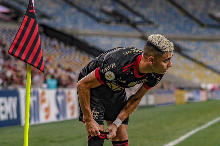 Andreas Pereira, em campo pelo Flamengo