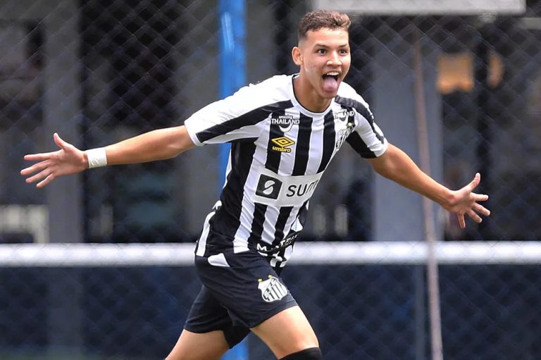 Com média de 1 gol por jogo, artilheiro do sub-17 treina com o profissional do Santos