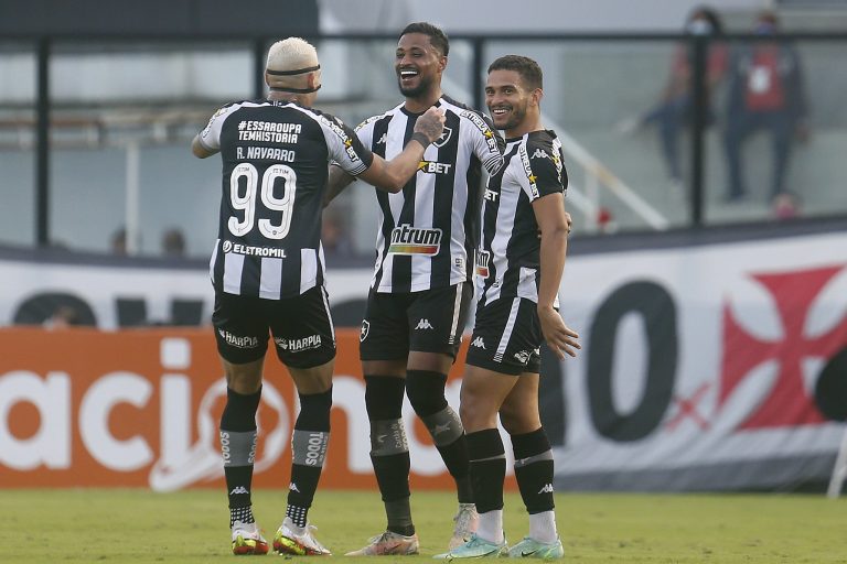 Jogadores do Botafogo comemoram gol na goleada sobre o Vasco, em 2021