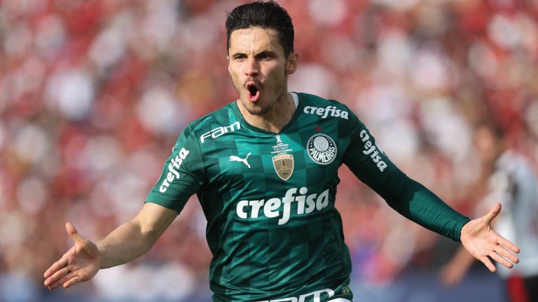 Raphael Veiga comemora o gol marcado na final da Libertadores de 2021