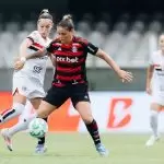 Jogadoras disputam bola no jogo Flamengo x São Paulo, pela semifinal da Supercopa do Brasil Feminina 2025. Foto: Caique Coufal/CRF