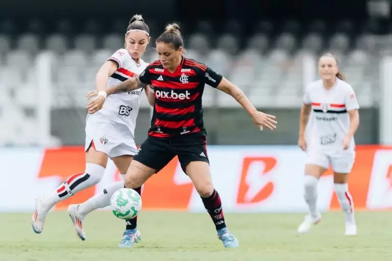 Jogadoras disputam bola no jogo Flamengo x São Paulo, pela semifinal da Supercopa do Brasil Feminina 2025. Foto: Caique Coufal/CRF