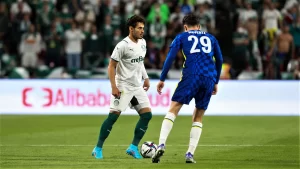 Veiga em campo contra o Chelsea pelo Mundial de 2021