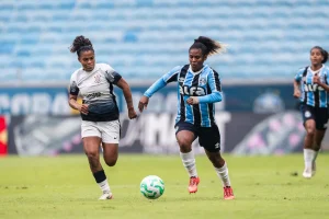 Jogadoras do Corinthians e Grêmio disputam a bola pela Supercopa Feminina