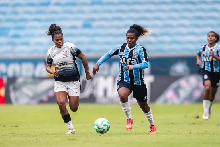 Jogadoras do Corinthians e Grêmio disputam a bola pela Supercopa Feminina