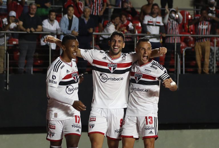 Jogadores do São Paulo comemoram gol contra o São Bernardo, nas quartas de final do Paulistão de 2016