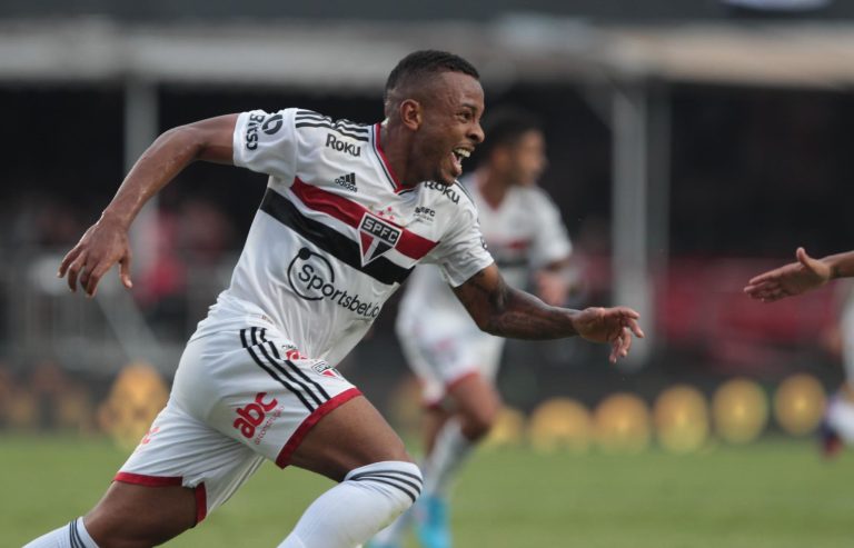 Welington comemora gol com a camisa do São Paulo