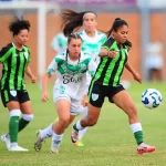 Jogadoras de América-MG e Juventude disputam a bola