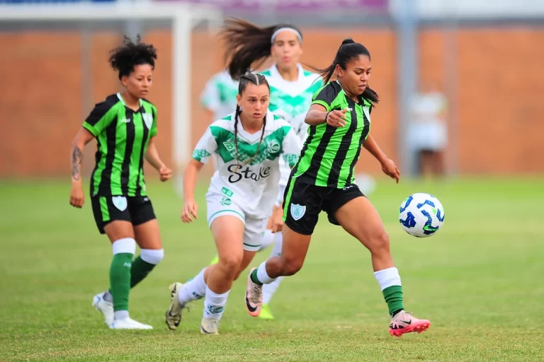 Jogadoras de América-MG e Juventude disputam a bola