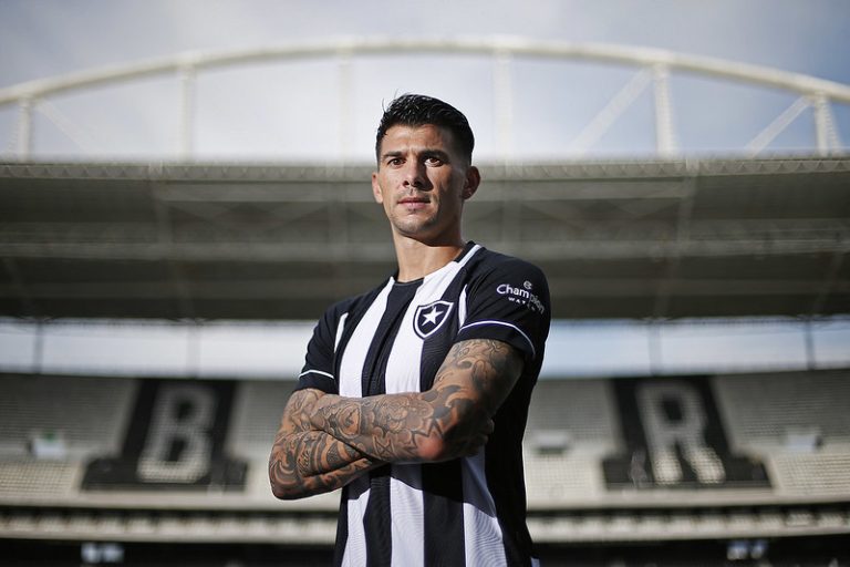 Victor Cuesta, do Botafogo, desperta interesse do Bahia. Foto: Vitor Silva/Botafogo