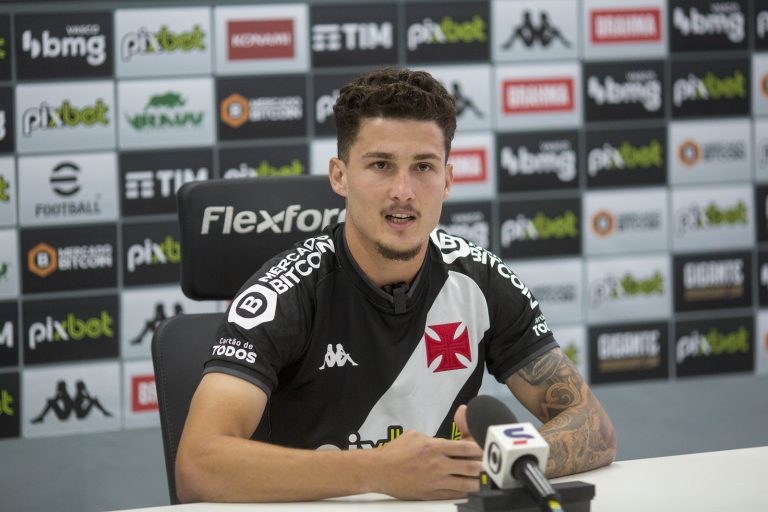 Vasco encaminha renovação de Danilo Boza