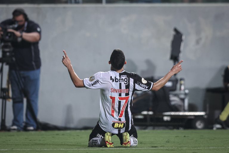 Savarino comemora gol pelo Atlético-MG.