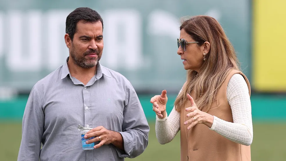 João Paulo Sampaio e Leila Pereira conversam na Academia de Futebol, do Palmeiras. Foto: Cesar Greco/Palmeiras