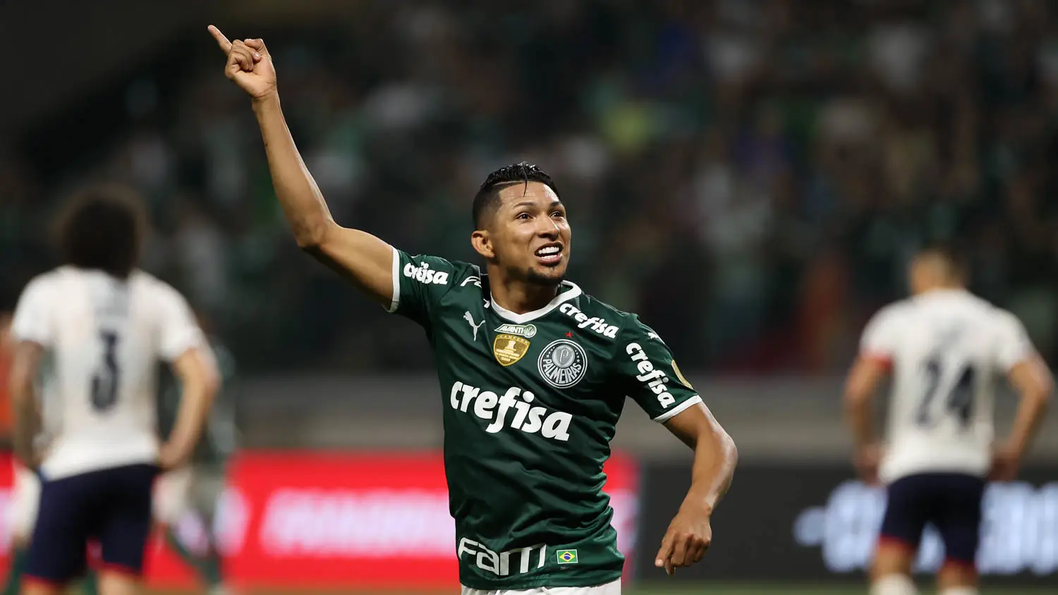 Rony comemora gol com a camisa do Palmeiras