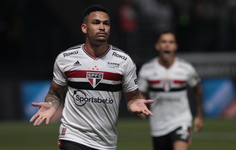 Luciano comemora gol com a camisa do São Paulo