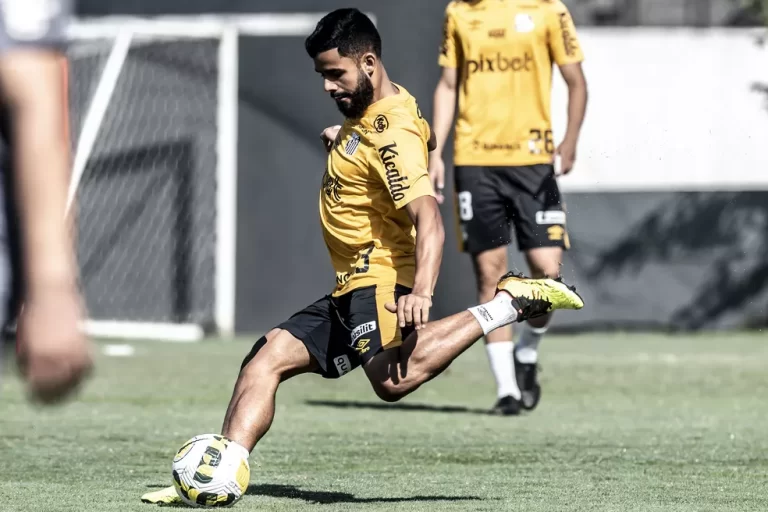 Felipe Jonatan durante o treino do Santos