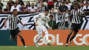 Joaquín Piquerez (Palmeiras) disputa bola em jogo contra o Ceará, no Brasileirão 2022. Foto: Cesar Greco/Palmeiras