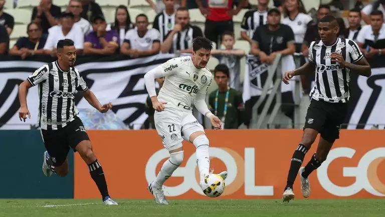 Joaquín Piquerez (Palmeiras) disputa bola em jogo contra o Ceará, no Brasileirão 2022. Foto: Cesar Greco/Palmeiras