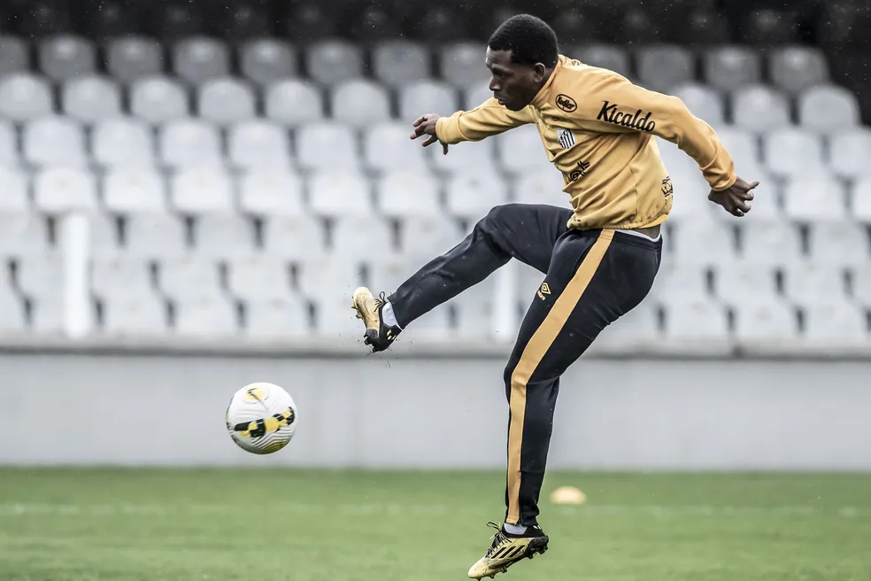 Angulo durante treino do Santos