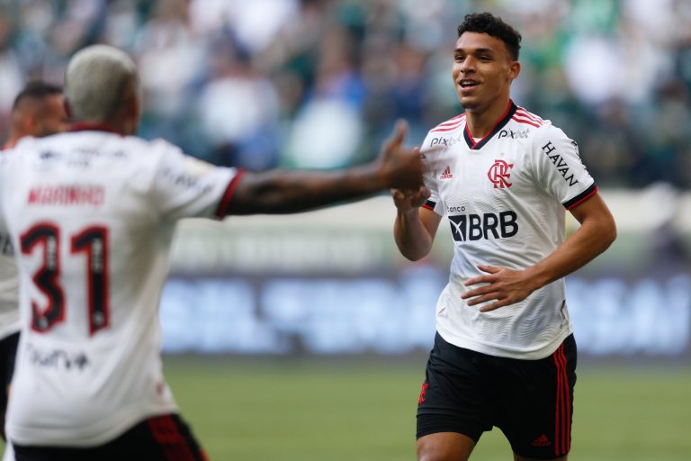 Victor Hugo comemora gol com a camisa do Flamengo