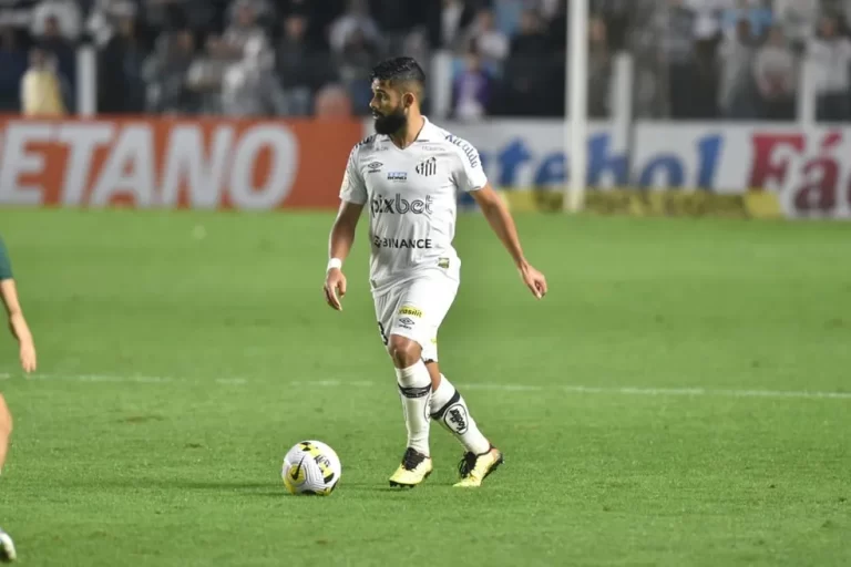 Felipe Jonatan durante jogo na Vila Belmiro.