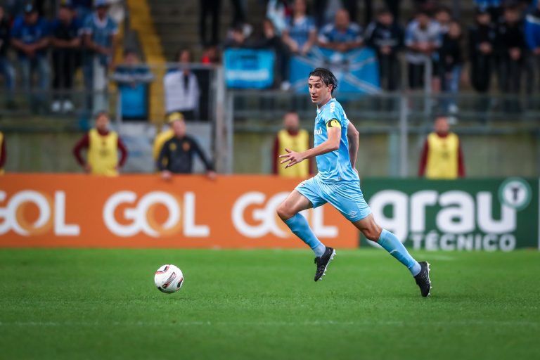 Geromel em campo com o Grêmio.