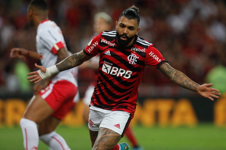 Gabigol comemora gol com a camisa do Flamengo