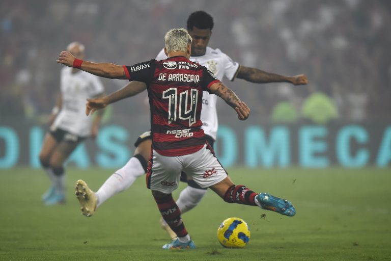 De Arrascaeta seguirá sendo, a princípio, o camisa 14 do Flamengo