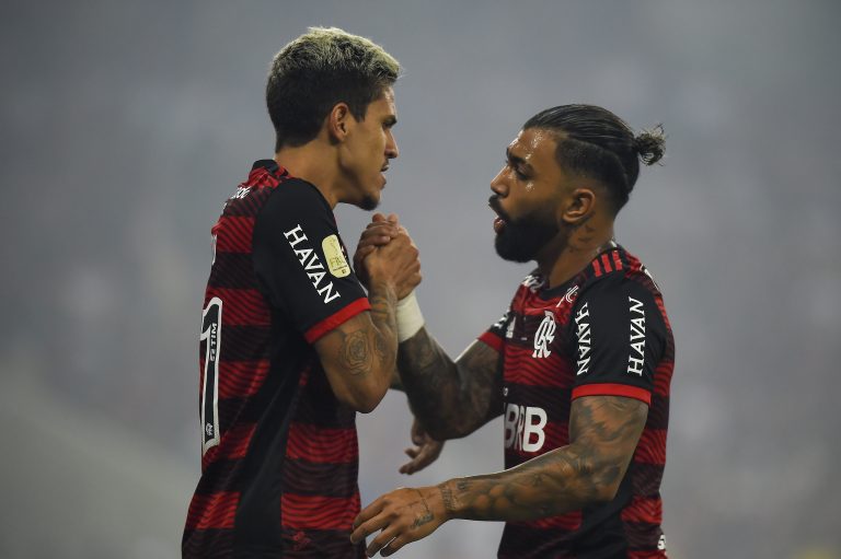 Pedro e Gabigol, em campo pelo Flamengo