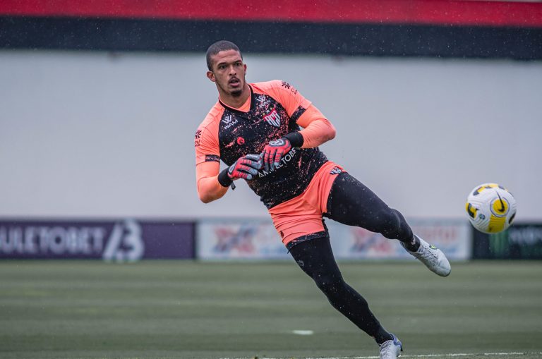 Diego Loureiro durante treinamento do Atlético-GO.