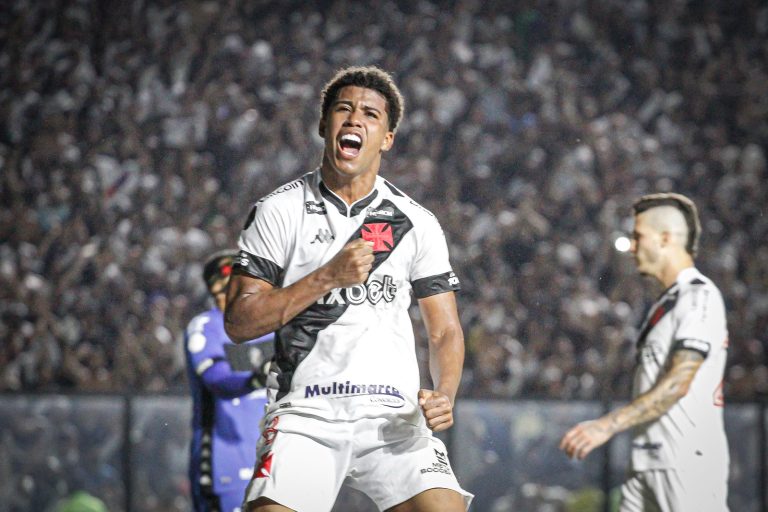 Andrey Santos é formado na base do Vasco.