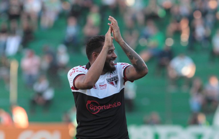 De malas prontas para o Sul? Grêmio e Reinaldo tem negociações avançadas por contrato de dois anos