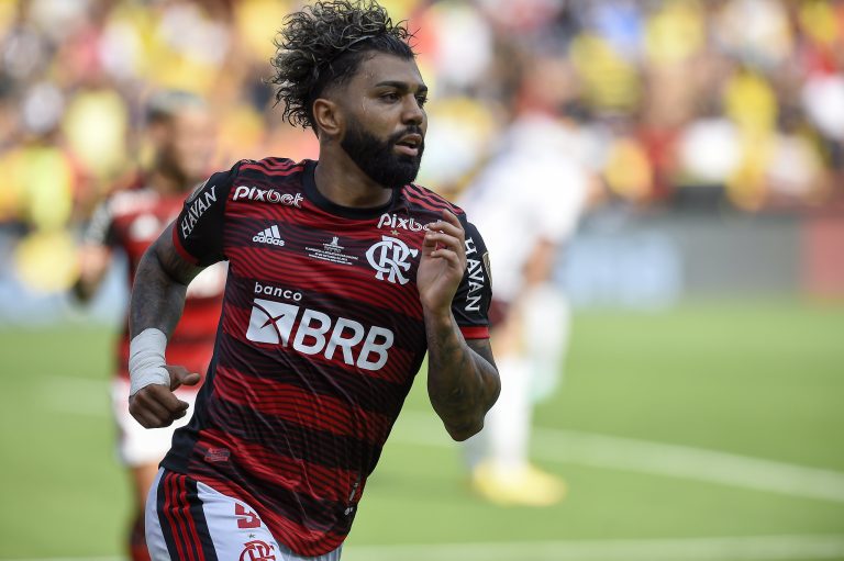 Gabigol comemora gol com a camisa do Flamengo