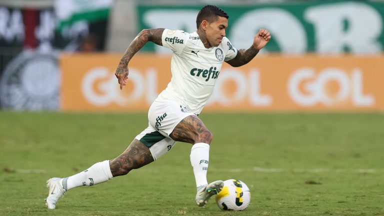 O jogador Dudu, da SE Palmeiras, em jogo contra a equipe do Cuiabá EC, durante partida válida pela trigésima sexta rodada, do Campeonato Brasileiro, Série A, na Arena Pantanal.