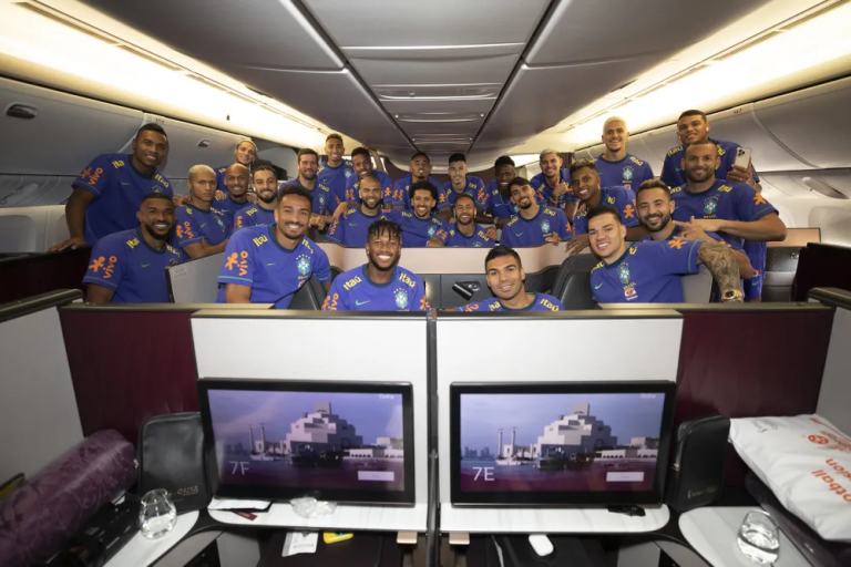 Substituição: sai o terno, entra o pijama; jogadores da Seleção Brasileira trocam a roupa dentro do avião