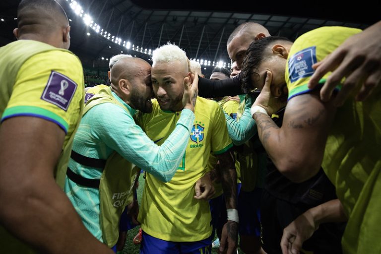 Jimmy Butler, astro da NBA, falou com Neymar após Brasil ser eliminado da Copa do Mundo. Foto: Lucas Figueiredo/CBF