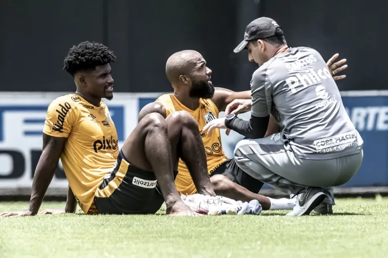 Bauermann e Messias conversam com novo preparador físico do Santos