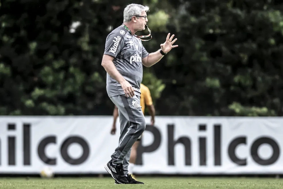 Odair Hellmann em treino do Santos