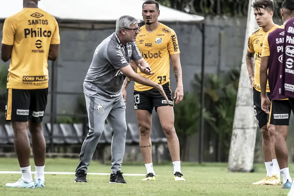 Odair passa instruções para jogadores do Santos
