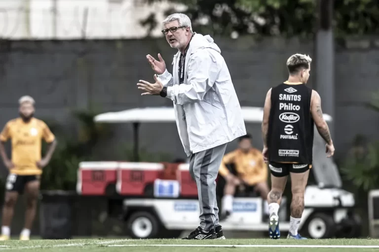 Odair Hellmann durante treino do Santos