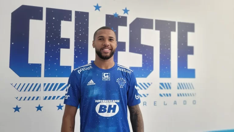 Wesley com a camisa do Cruzeiro